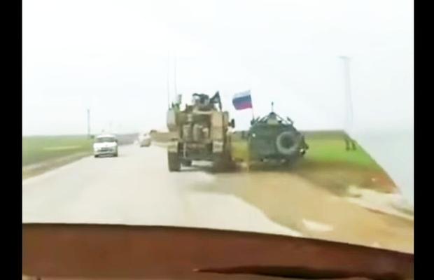 VIDEO Incident șocant în Siria: un vehicul blindat american scoate de pe șosea un blindat rusesc!