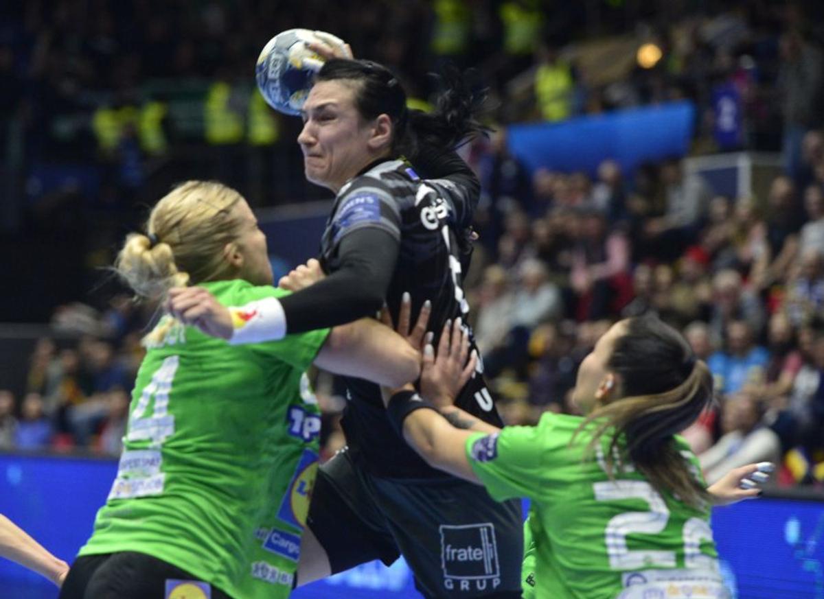 CSM BUCUREȘTI - FERENCVAROS 27-24 // „Tigroaicele” au făcut un pas mare spre „sferturile” Ligii Campionilor! Neagu și Cvijic, cele mai bune de pe teren