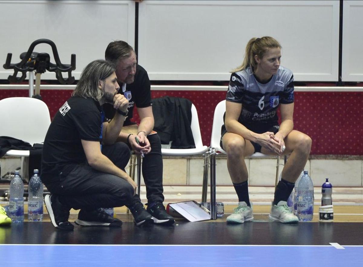 CSM BUCUREȘTI - FERENCVAROS 27-24 // „Tigroaicele” au făcut un pas mare spre „sferturile” Ligii Campionilor! Neagu și Cvijic, cele mai bune de pe teren