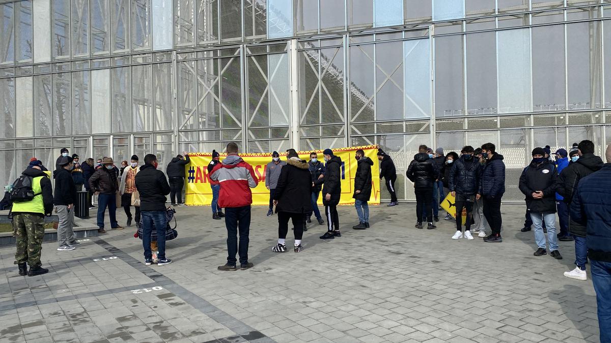 FOTO EXCLUSIV Un nou protest la stadionul „Arcul de Triumf”! Fanii rugby-ului îi atacă pe Novak și Stroe