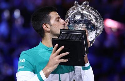 Novak Djokovic SUPREM. L-a învins clar pe Daniil Medvedev în finala Australian Open și are 18 titluri de Grand Slam!