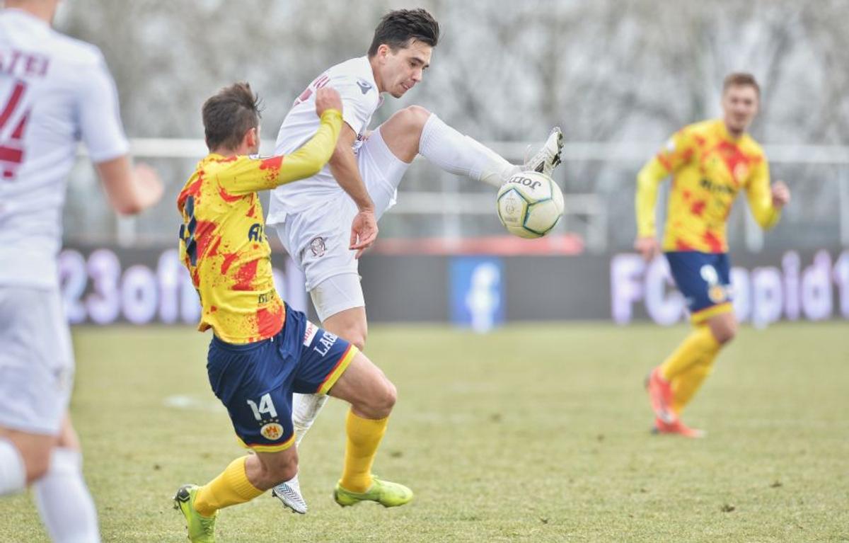 Cine zice că românii nu sunt inventivi? :D Fanii rapidiști le-au pus pamperși jucătorilor: „Nu vă mai c*cați pe voi, jucați fotbal pentru noi!"