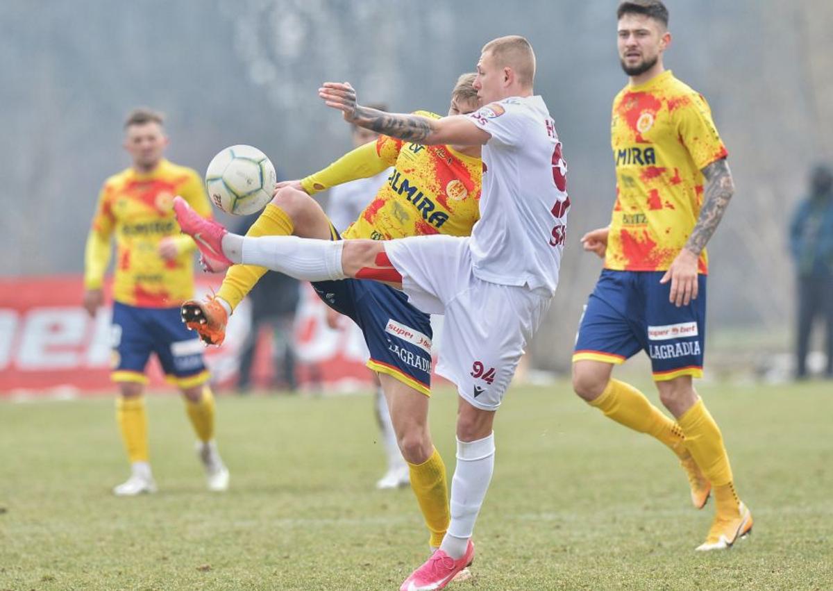 Cine zice că românii nu sunt inventivi? :D Fanii rapidiști le-au pus pamperși jucătorilor: „Nu vă mai c*cați pe voi, jucați fotbal pentru noi!"