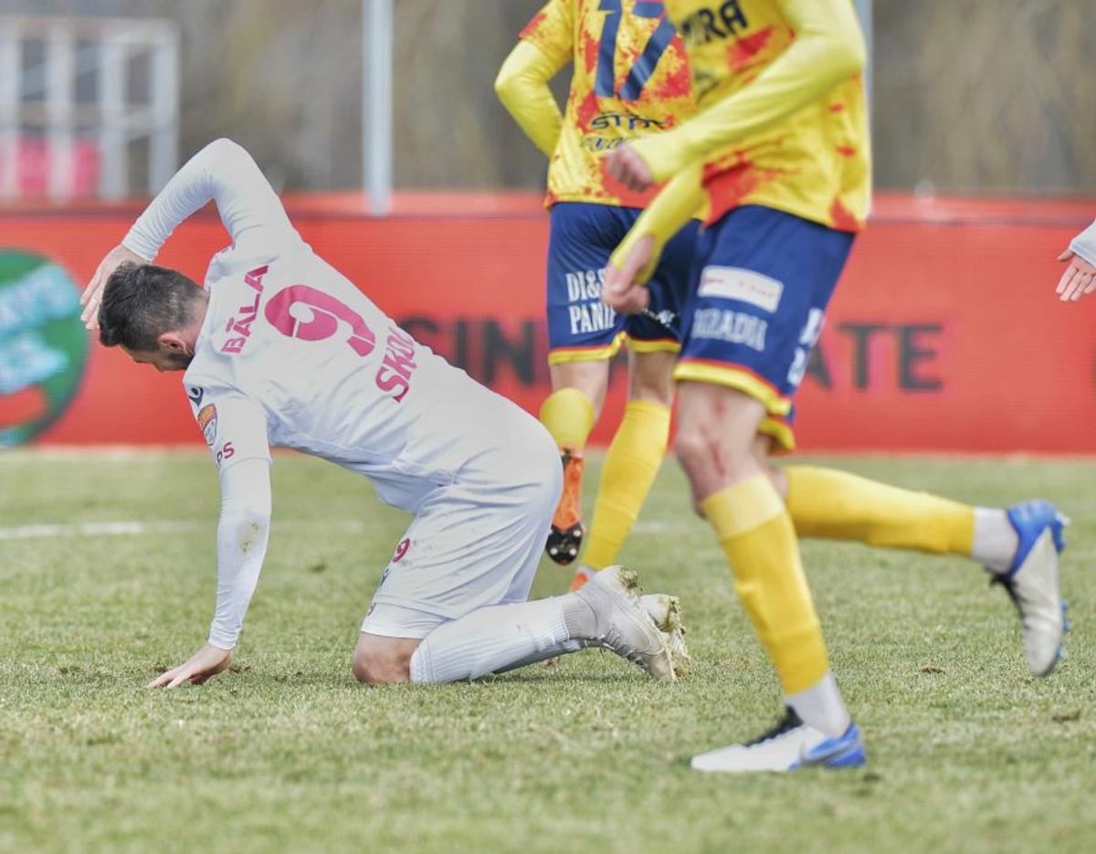 Cine zice că românii nu sunt inventivi? :D Fanii rapidiști le-au pus pamperși jucătorilor: „Nu vă mai c*cați pe voi, jucați fotbal pentru noi!"