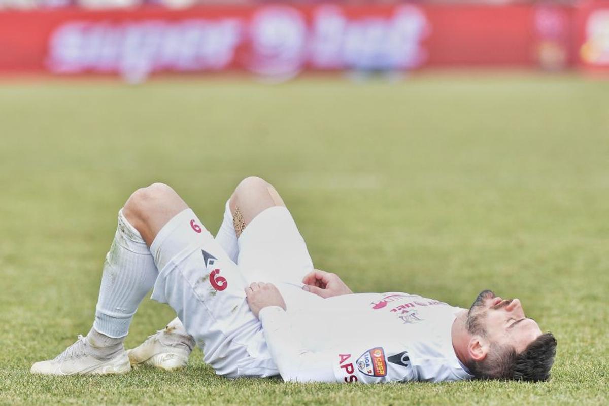 Cine zice că românii nu sunt inventivi? :D Fanii rapidiști le-au pus pamperși jucătorilor: „Nu vă mai c*cați pe voi, jucați fotbal pentru noi!"