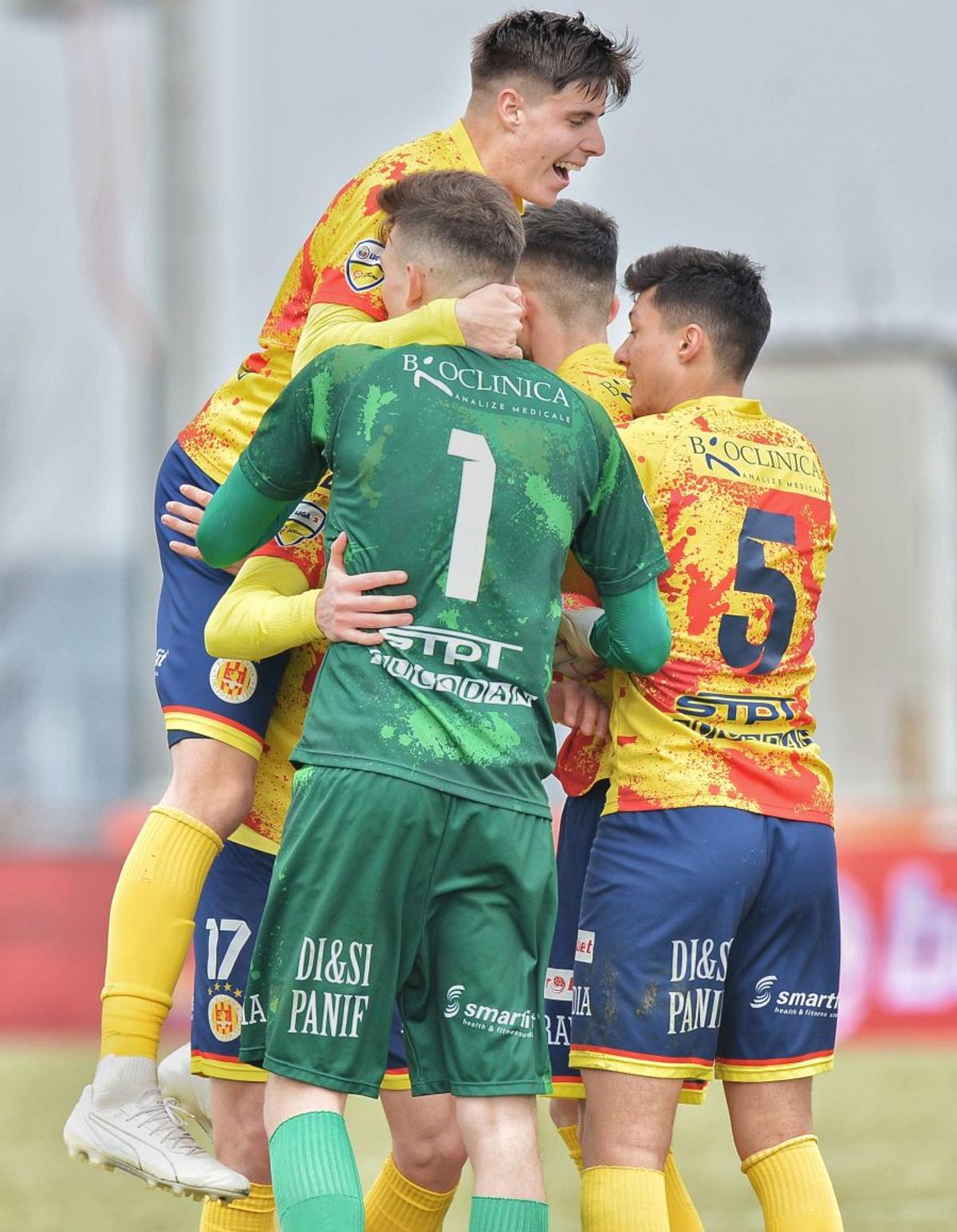 Cine zice că românii nu sunt inventivi? :D Fanii rapidiști le-au pus pamperși jucătorilor: „Nu vă mai c*cați pe voi, jucați fotbal pentru noi!"