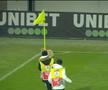 Dinamo a fost subordonată în prima repriză a meciului cu Astra, încheiată 0-2. În timpul pauzei, un câine a pătruns pe teren și le-a dat bătăi de cap oamenilor de ordine.