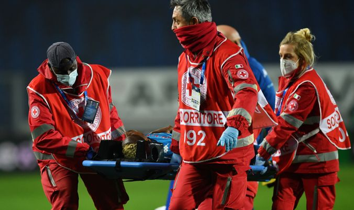 FOTO Momente de panică în Serie A » Osimhen, la pământ, fără suflare, după o ciocnire cap în cap