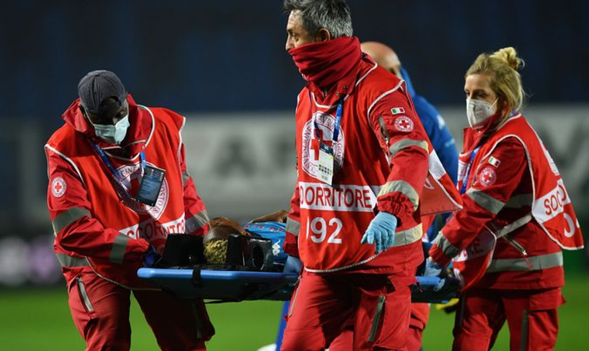 Victor Osimhen, 22 de ani, a fost luat cu salvarea și transportat de urgență la un spital din Bergamo. Atalanta a câștigat cu 4-2 în fața lui Napoli.