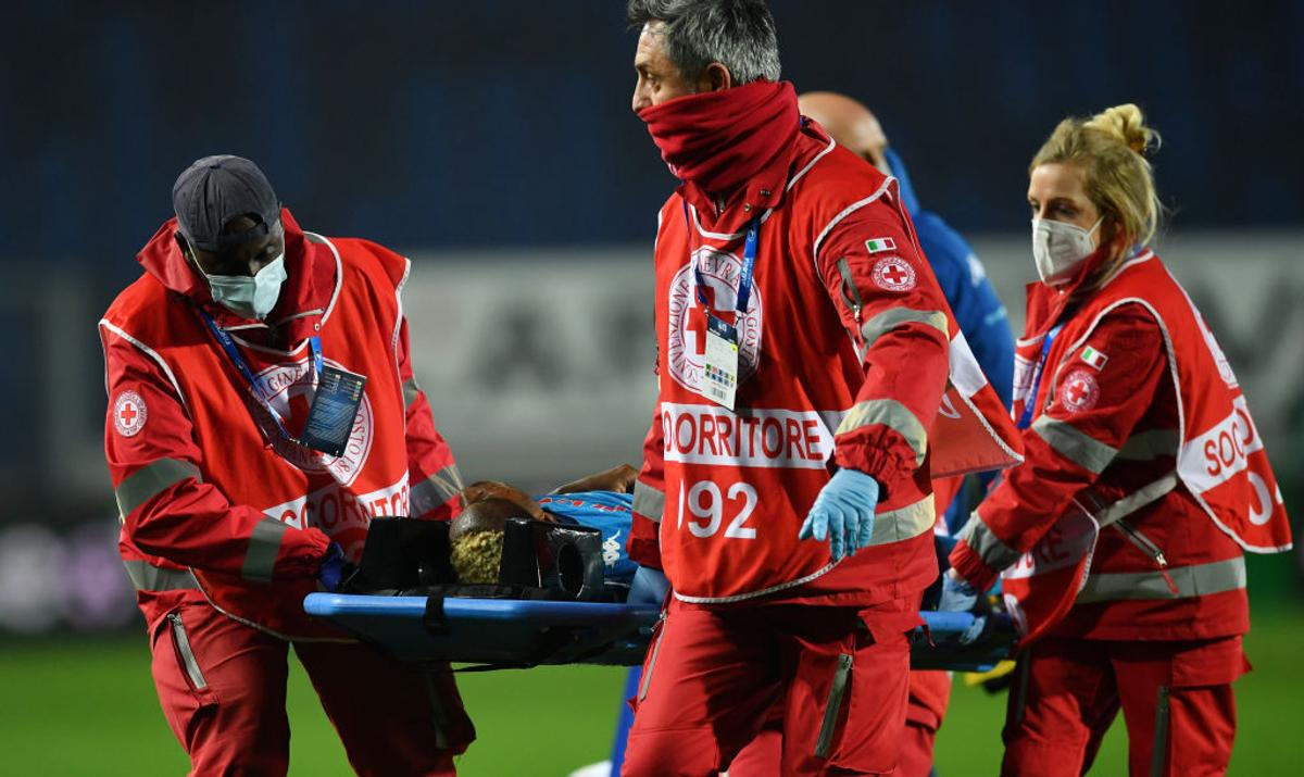 FOTO Momente de panică în Serie A » Osimhen, la pământ, fără suflare, după o ciocnire cap în cap