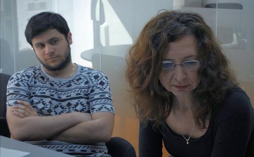 „Pe măsură ce ziarele se închid, ajunge un documentar românesc (nominalizat la Oscar) să ne reamintească de frumusețea unei profesii «fără pată»”, consemnează presa din Peninsulă pe marginea documentarului „Colectiv”