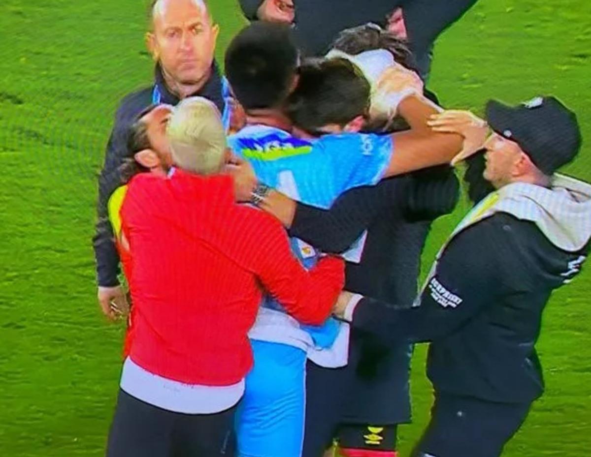 Cicâldău, martor la scene incredibile în Turcia » Jucătorii lui Galatasaray au fost scoși cu scutierii, după un meci cu 4 penalty-uri