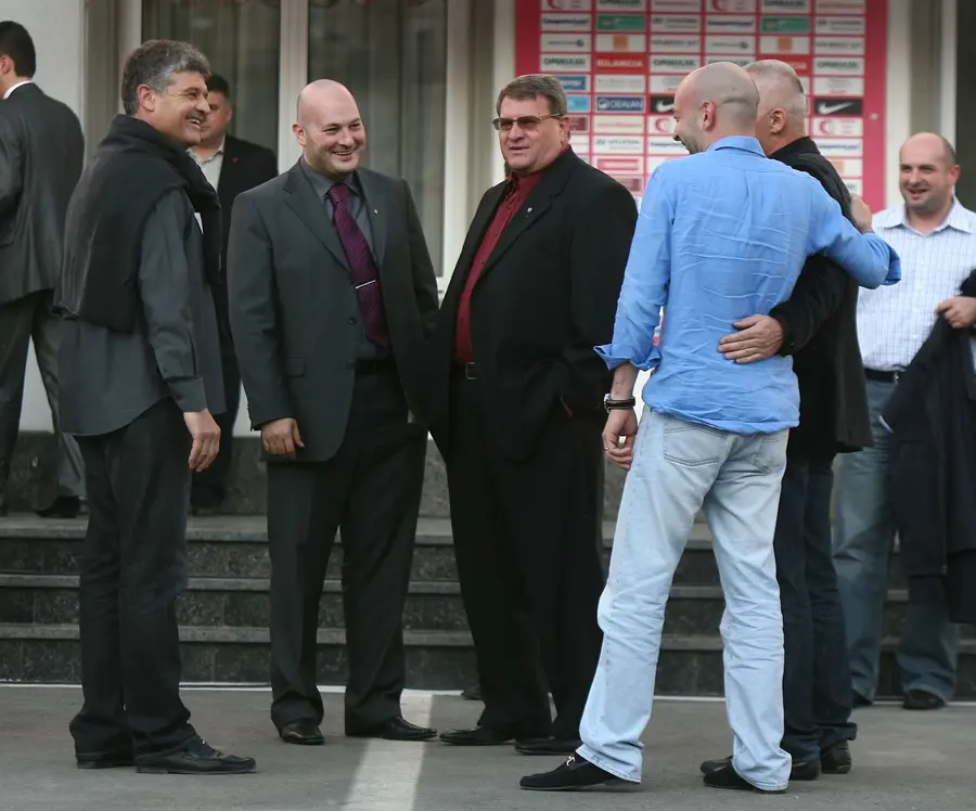Antonis Antoniou (în cămașă de jeans) discută cu Ioan Andone, Arpad Paszkany, Iuliu Mureșan și Marius Stan (mascat de Antoniou). Sursă: GSP Un personaj controversat, asociat cu mafia pariurilor, implicat într-un transfer făcut de Dinamo: „E un prieten foarte bun”