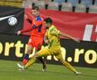 Ionuț Burnea, în duel cu Florin Tănase // FOTO: Imago