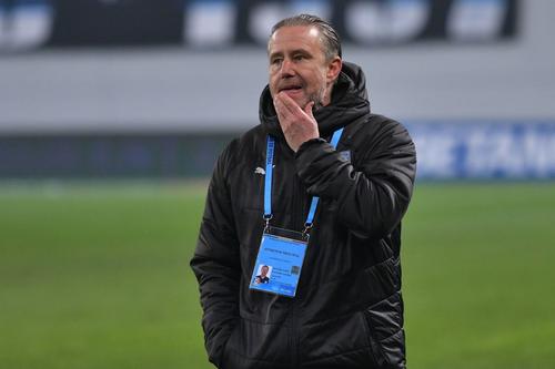 Universitatea Craiova s-a impus în deplasrea de la Clinceni, scor 3-1. Laurențiu Reghecampf, antrenorul oltenilor, a acuzat la final starea gazonului și atmosfera dezolantă de la Giurgiu. Numai 368 de fani au asistat la meci!