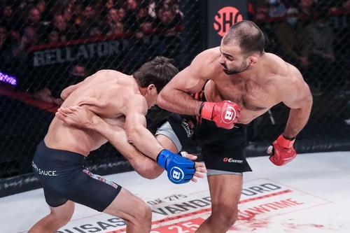 Momentul loviturii lui  Koreshkov
Foto: mmafighters