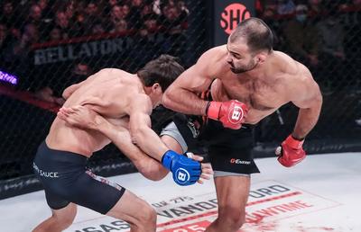 KO înfiorător în MMA! Lovitura care i-a rupt 5 coaste adversarului și l-a trimis direct pe masa de operație