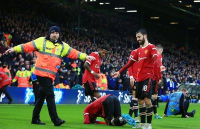Incidente la ultimul meci jucat de Manchester United » Un fotbalist, lovit în cap cu o monedă