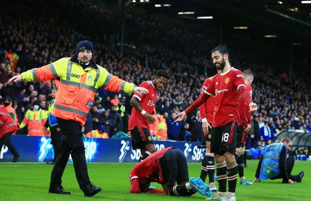 Incidente la ultimul meci jucat de Manchester United » Un fotbalist, lovit în cap cu o monedă