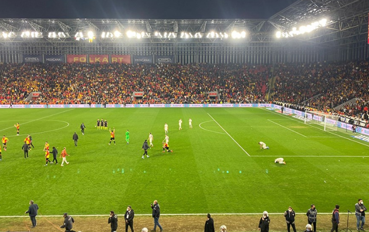 Cicâldău, martor la scene incredibile în Turcia » Jucătorii lui Galatasaray au fost scoși cu scutierii, după un meci cu 4 penalty-uri