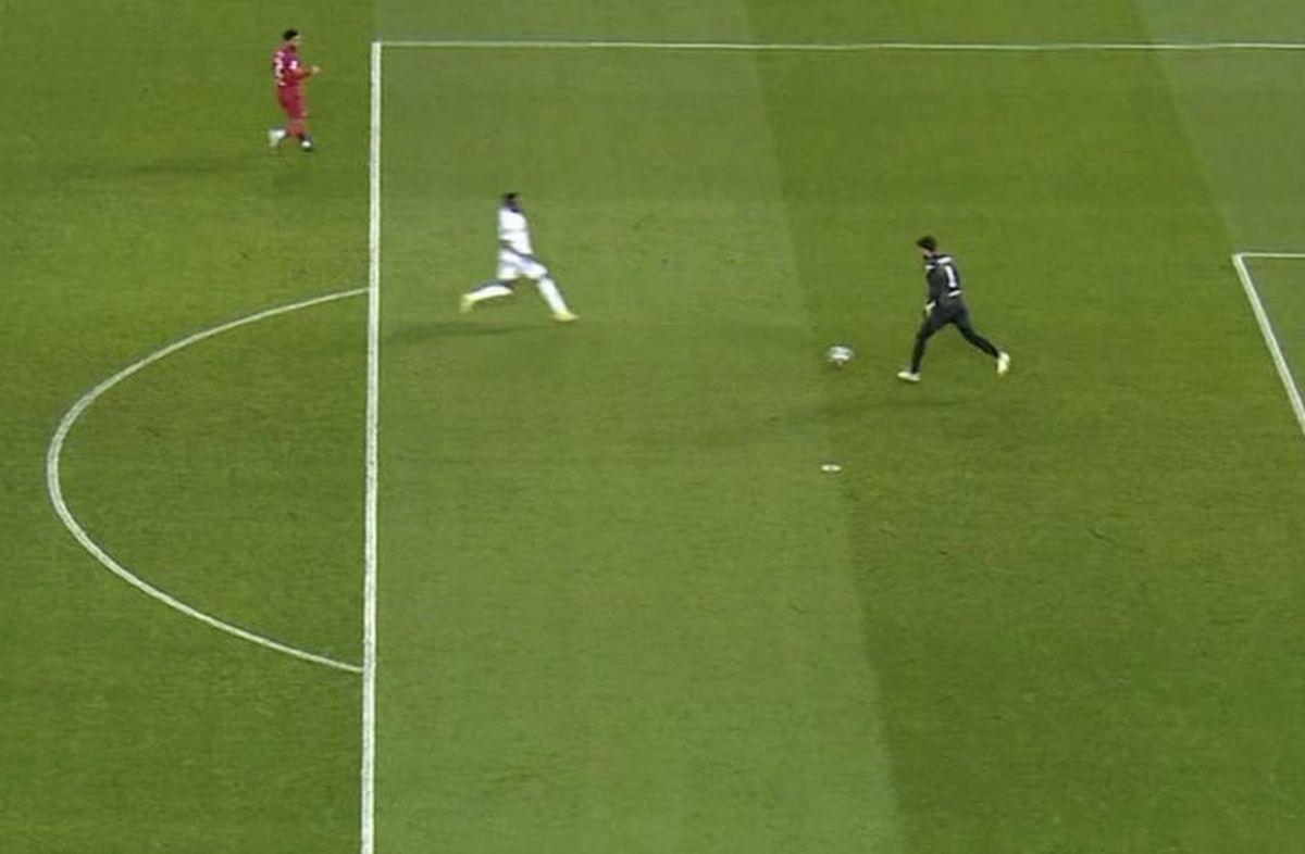Ce gafe uluitoare în Liverpool - Real Madrid! Thibaut Courtois i-a făcut cadou golul lui Salah, sub privirile lui Kovacs » Alisson l-a „copiat” 20 de minute mai târziu