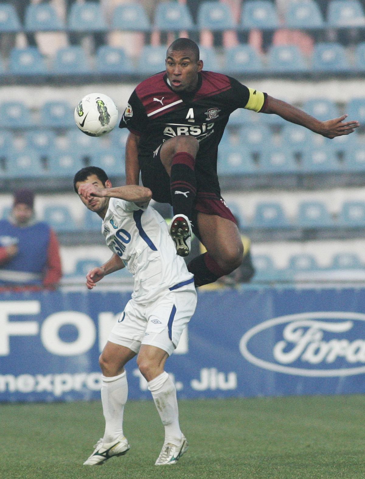 Dezvăluirile fotbalistului care a stat o lună la FCSB: „M-a vrut Pițurcă, dar a venit Ilie Dumitrescu și a zis că vrea să facă tiki-taka cu jucătorii de la Urziceni”