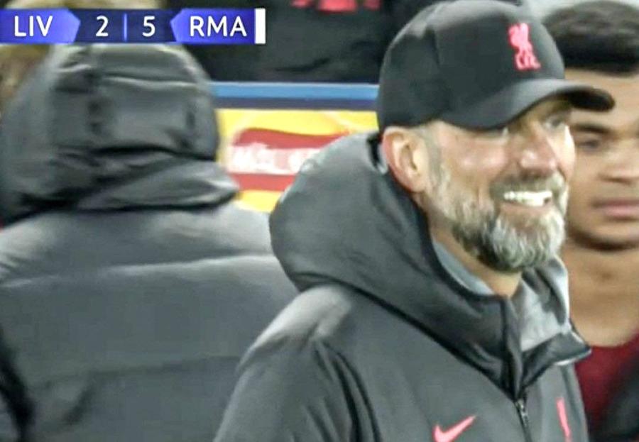 Jurgen Klopp, după golul de 5-2 al Realului / Captură Twitter Reacția lui Jurgen Klopp e virală » Cum a fost surprins managerul lui Liverpool, imediat după golul 5 marcat de Real Madrid
