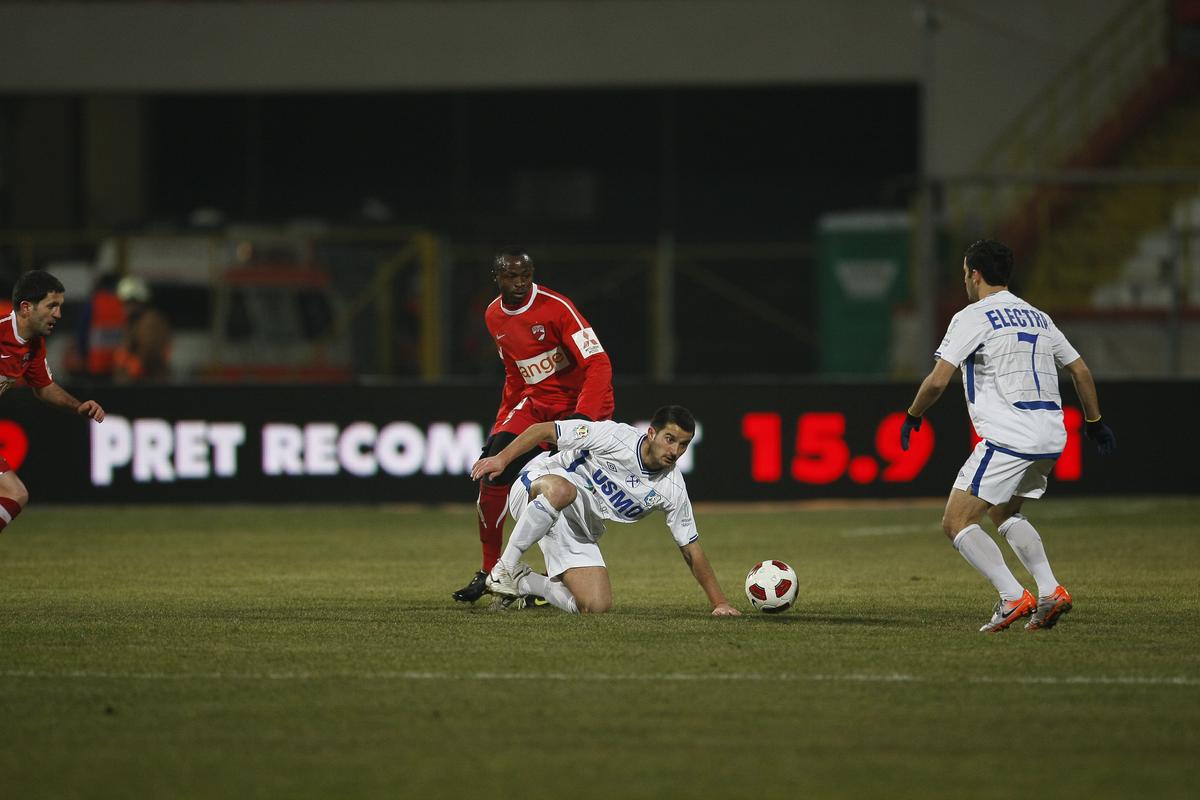 Un fotbalist cu peste 250 de meciuri în Liga 1 povestește două episoade uluitoare : „Aveam o piatră la rinichi de 1,6 cm, dar doctorii spuneau că mă doare spatele de la bătrânețe”
