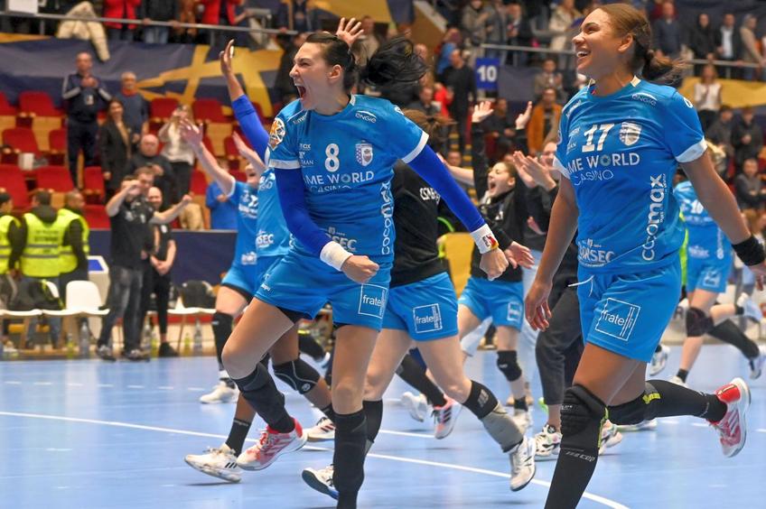 Cristina Neagu, celebrând victoria la finalul meciului cu Rapid / Sursă foto: Raed Krishan (GSP)