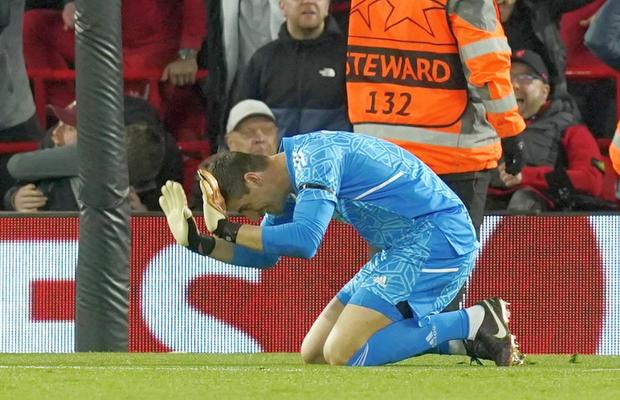 Ce gafe uluitoare în Liverpool - Real Madrid! Thibaut Courtois i-a făcut cadou golul lui Salah, sub privirile lui Kovacs » Alisson l-a „copiat” 20 de minute mai târziu