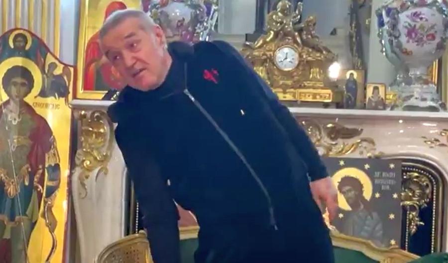 Gigi Becali arătând cum crede că trebuia să stea Miculescu pentru a fi în poziție de ofsaid Gigi Becali, jigniri după arbitrajul din FCSB - CSU Craiova: „Hațegan a făcut «titi titi» pe el și a inventat o prostie”
