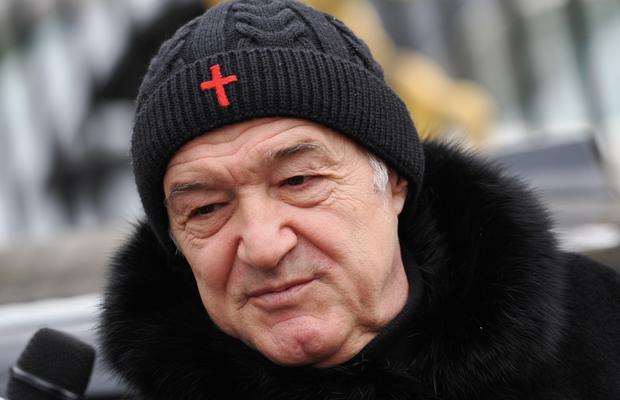 Gigi Becali, apariție inedită » Și-a asortat hainele cu tematică religioasă cu încălțăminte de fițe