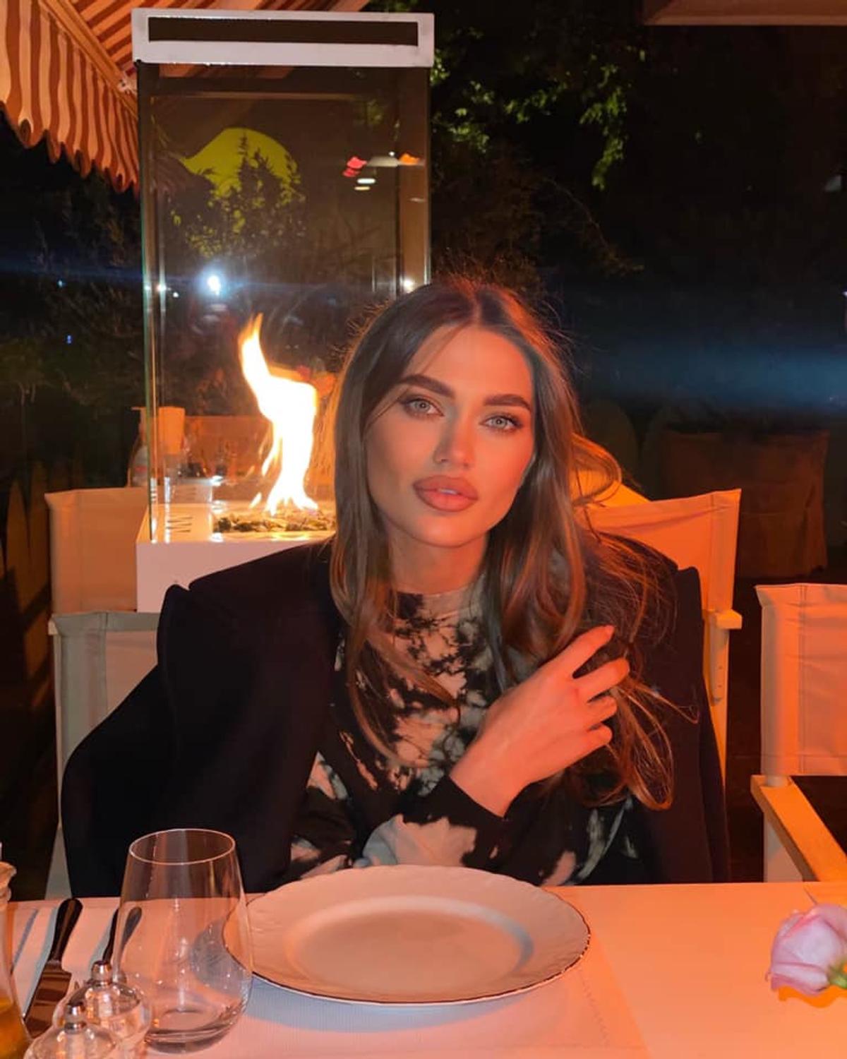 Andra Apostol, „Angelina Jolie de România”