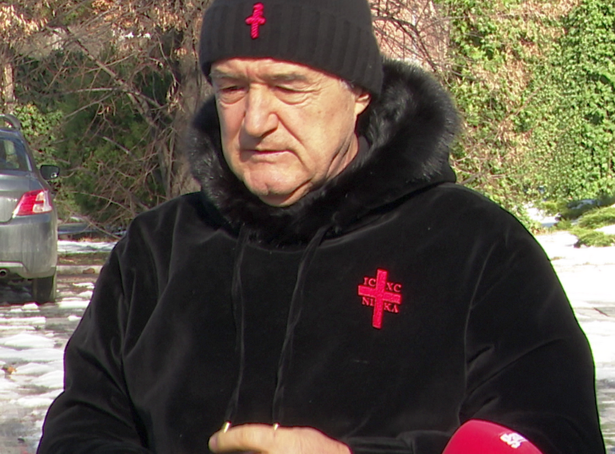 Gigi Becali, apariție inedită » Și-a asortat hainele cu tematică religioasă cu încălțăminte de fițe