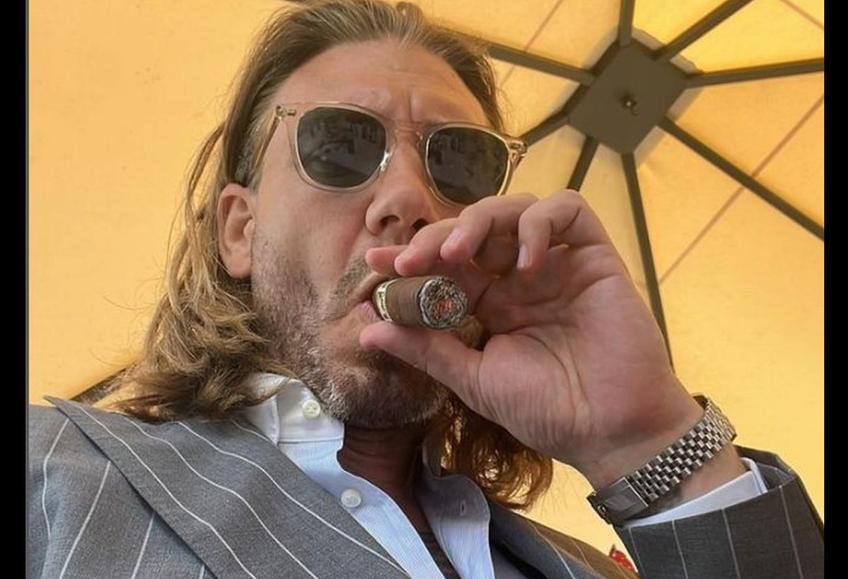 Fostul internațional danez Nicklas Bendtner (36 de ani) are propria emisiune TV în țara natală, denumită „Nicklas Pranker”. Ipostazele în care ajunge „Lordul” sunt savuroase.