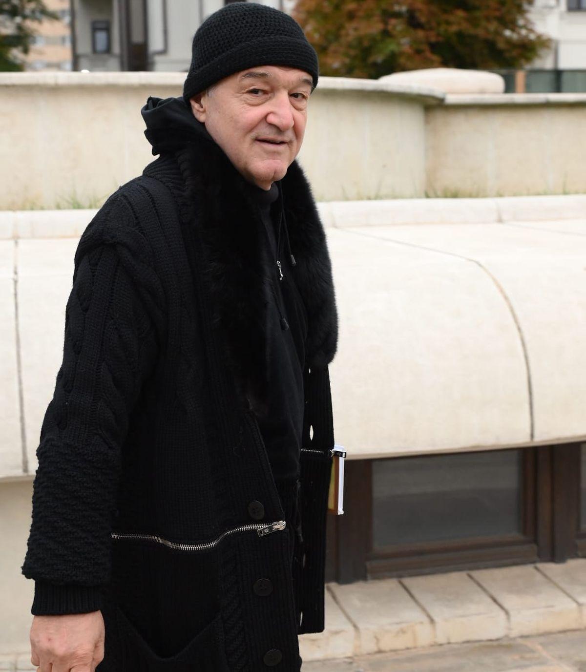 Gigi Becali, apariție inedită » Și-a asortat hainele cu tematică religioasă cu încălțăminte de fițe