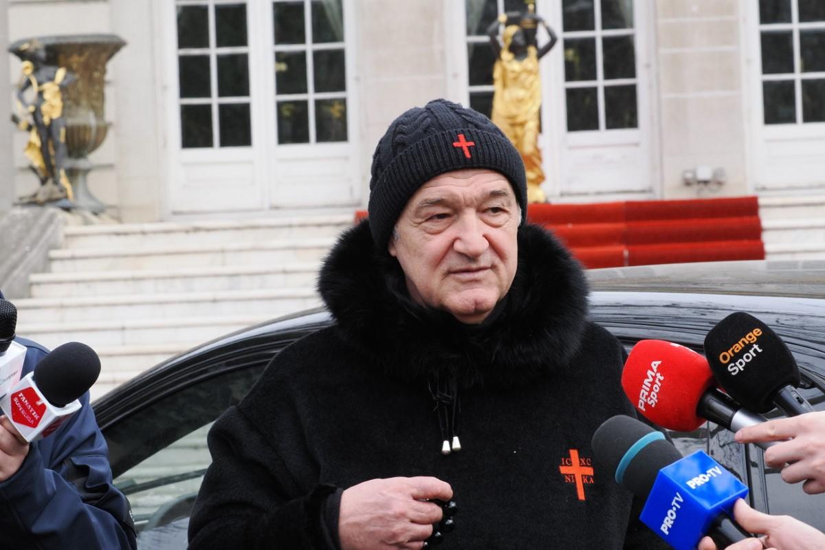 Gigi Becali, apariție inedită » Și-a asortat hainele cu tematică religioasă cu încălțăminte de fițe