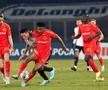 Siyabonga Ngezana, în acțiune în U Cluj - FCSB // foto: Imago Images