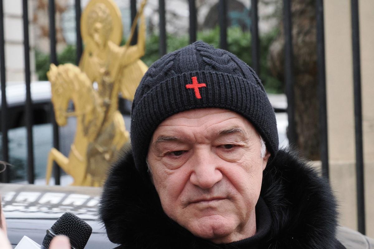 Gigi Becali, apariție inedită » Și-a asortat hainele cu tematică religioasă cu încălțăminte de fițe