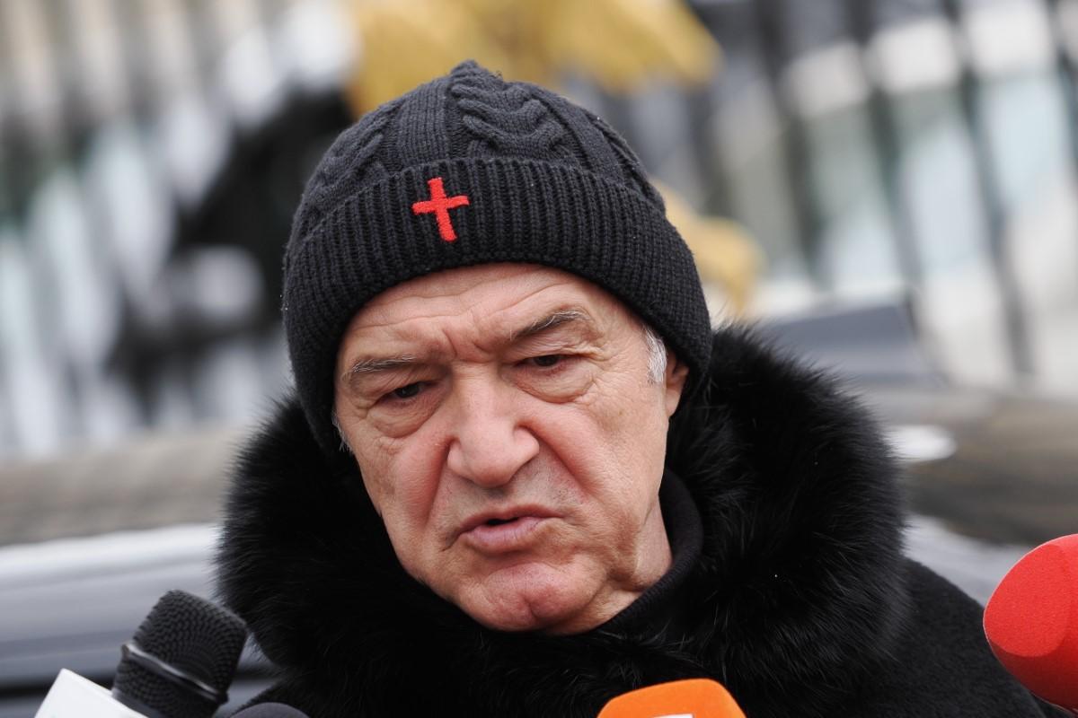 Gigi Becali, apariție inedită » Și-a asortat hainele cu tematică religioasă cu încălțăminte de fițe