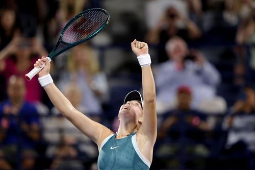 Mirra Andreeva (17 ani, 14 WTA) a învins-o pe Elena Rybakina (25 de ani 7 WTA), scor 6-4, 4-6, 6-3, și s-a calificat în finala turneului de 1000 de puncte de la Dubai.