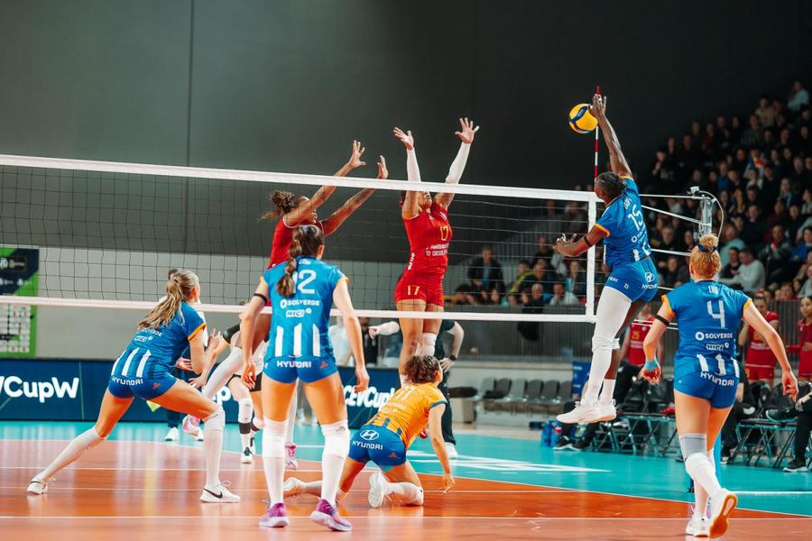 Volei Alba Blaj, victorie în dublă manșă cu FC Porto, în sferturile de finală ale Cupei CEV/Foto: Facebook (Volei Alba Blaj) Volei Alba Blaj, pentru a patra oară în semifinalele Cupei CEV! Vicecampioana României a obținut două victorii clare în fața lui FC Porto