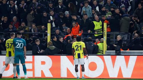 Jucătorul lui Fenerbahce, Osayi, discută cu spectatorii care l-au jignit