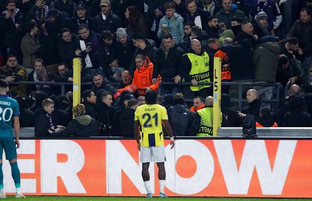 De unde ar fi început bătaia în Anderlecht - Fenerbahce: turcii susțin că au fost incidente rasiste » Alt gest reprobabil: salut în stil nazist