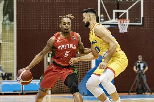Travante Williams, în duel cu Bogdan Nicolescu. Cei doi sunt colegi, în prezent, la CSM Oradea/Foto: fiba.basketball