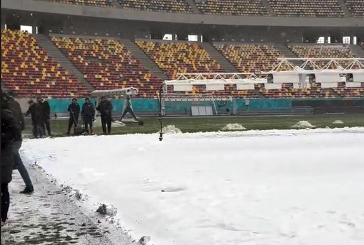 Gazonul Arenei Naționale, acoperit de zăpadă în ziua meciului Rapid - Dinamo