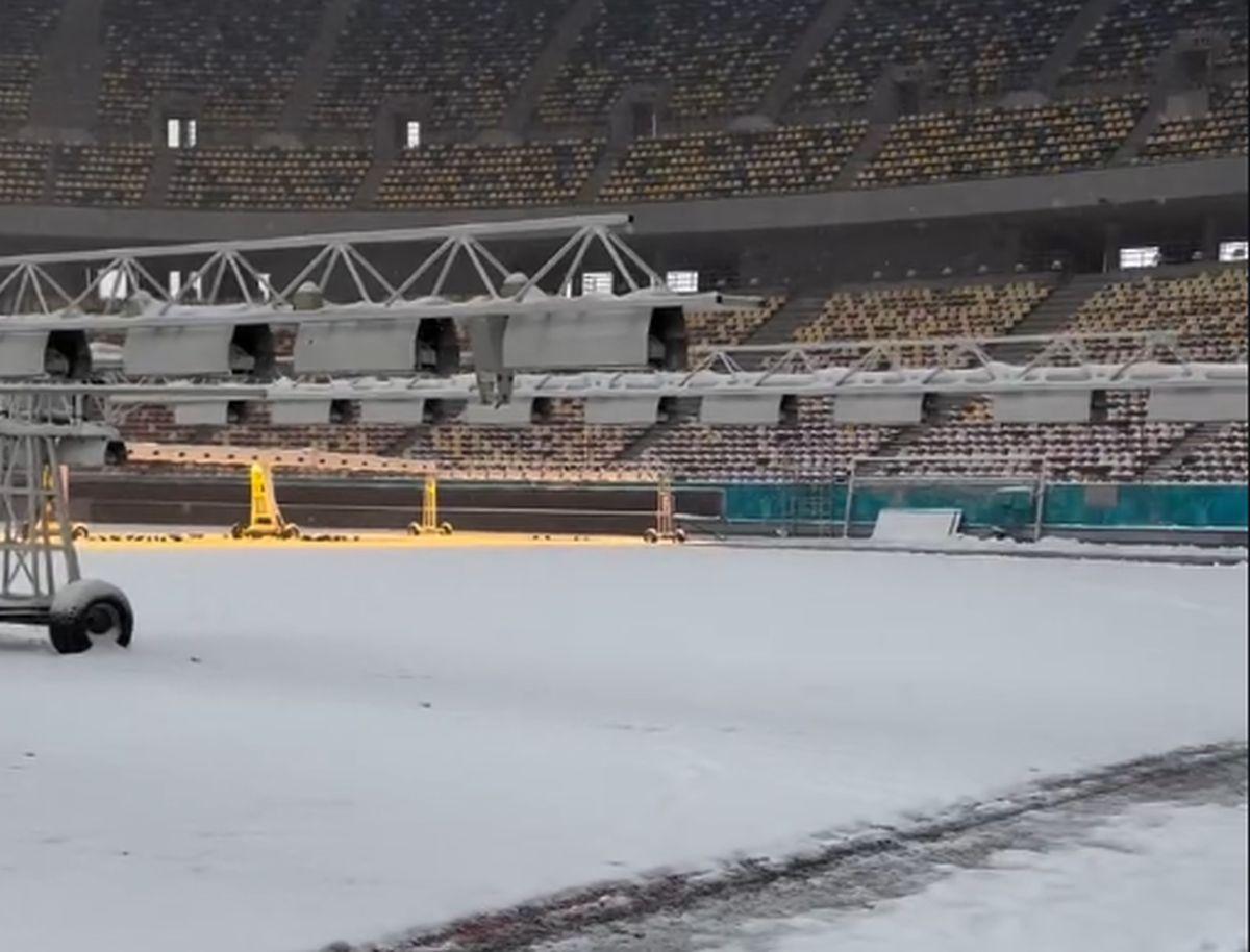 Gazonul Arenei Naționale, acoperit de zăpadă în ziua meciului Rapid - Dinamo