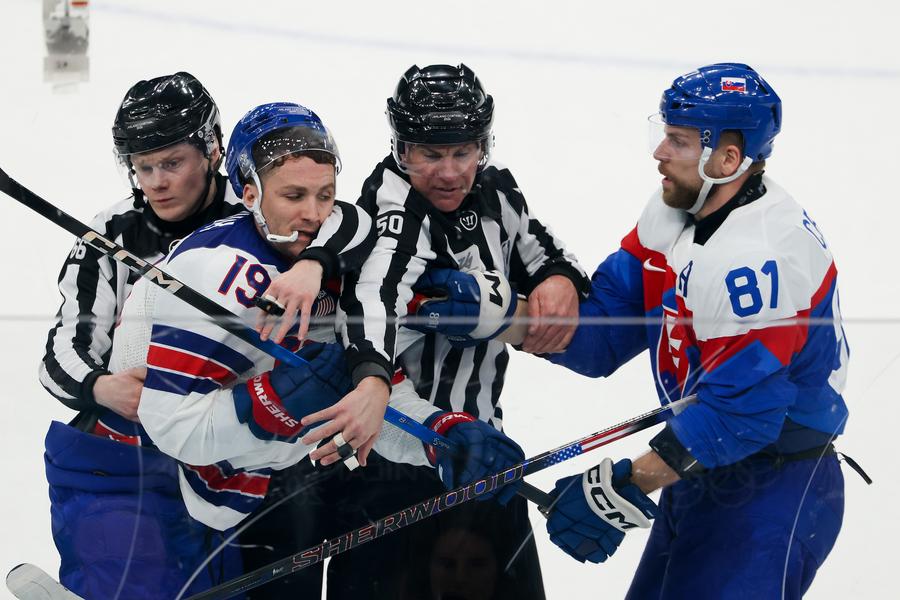 Brady Tkachuk într-un clinci cu sovacul Erik Cernak în seminalele turneului olimpic FOTO Guliver/GettyImages Pe urmele tatălui » Frații americani Matthew și Brady Tkachuk vor lupta pentru aurul olimpic așa cum a făcut-o și părintele lor