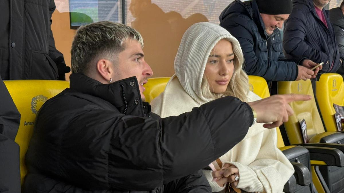 Apariție-surpriză! Internaționalul român și-a luat iubita și a venit prin ger la Rapid - Dinamo