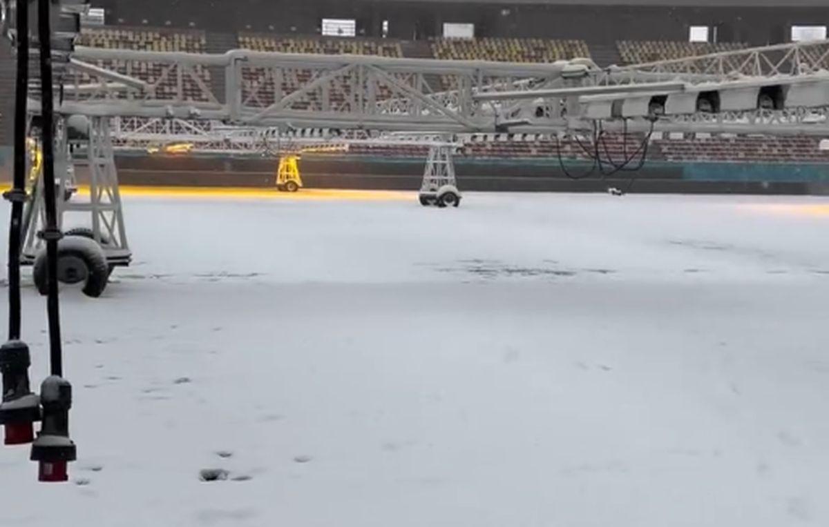 Gazonul Arenei Naționale, acoperit de zăpadă în ziua meciului Rapid - Dinamo